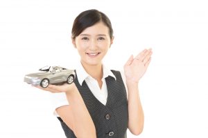 車の模型を持つ女性