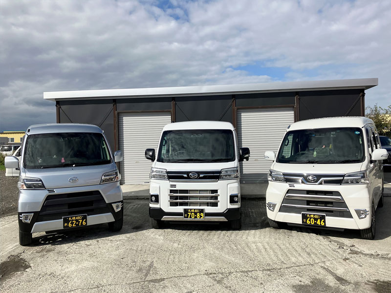 緊急配送を行う軽貨物車